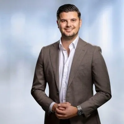 Kia Hosseini